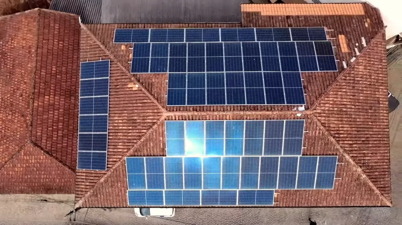 Sistema fotovoltaico de 52 painéis instalado no telhado do restaurante Roda D'Água