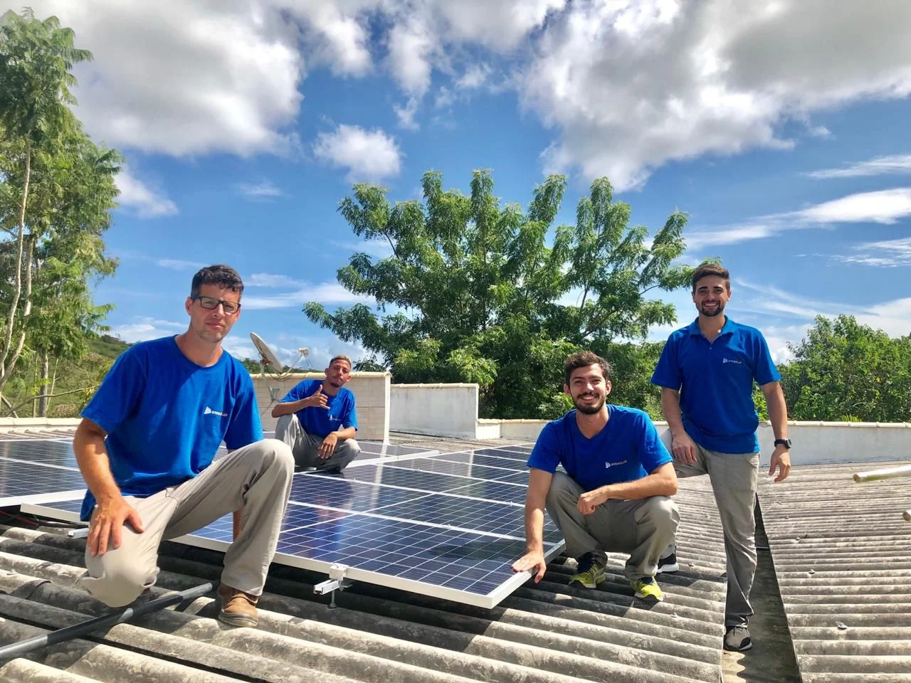 Rafael e Maurício no primeiro projeto de energia solar em Cordeiro/RJ