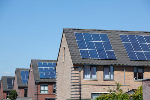 Como condomínios que geram energia solar podem dividir os custos e repartir os lucros